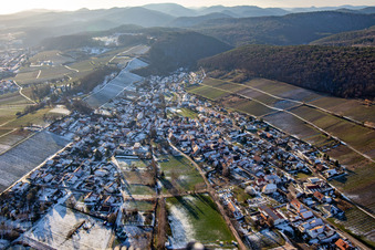 Vue aérienne de En hiver quand il y a de la neige à le quartier Pleisweiler in Pleisweiler-Oberhofen dans le département Rhénanie-Palatinat, Allemagne