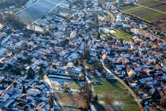 Vue aérienne de Route des vins en hiver sous la neige à le quartier Pleisweiler in Pleisweiler-Oberhofen dans le département Rhénanie-Palatinat, Allemagne