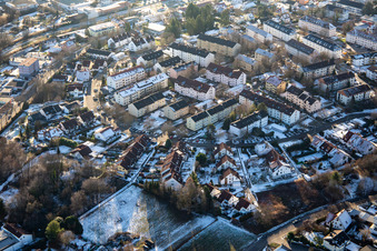 Vue aérienne de Maxburgring en hiver avec de la neige à Bad Bergzabern dans le département Rhénanie-Palatinat, Allemagne