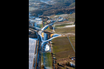 Vue aérienne de Chantier de construction du portail est du tunnel Astrid pour le passage souterrain et le contournement de Bad Bergzabern entre la B38 (Weinstraße) et la B427 (Kurtalstraße) en hiver avec de la neige à Dörrenbach dans le département Rhénanie-Palatinat, Allemagne