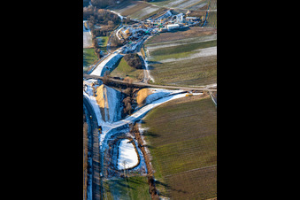Vue aérienne de Chantier de construction du portail est du tunnel Astrid pour le passage souterrain et le contournement de Bad Bergzabern entre la B38 (Weinstraße) et la B427 (Kurtalstraße) en hiver avec de la neige à Dörrenbach dans le département Rhénanie-Palatinat, Allemagne