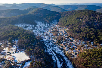 Vue aérienne de La Belle au bois dormant du Palatinat en hiver avec de la neige à Dörrenbach dans le département Rhénanie-Palatinat, Allemagne