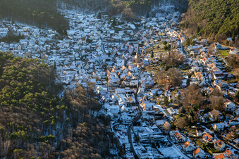Vue aérienne de La Belle au bois dormant du Palatinat en hiver avec de la neige à Dörrenbach dans le département Rhénanie-Palatinat, Allemagne