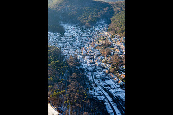 Photographie aérienne de La Belle au bois dormant du Palatinat en hiver avec de la neige à Dörrenbach dans le département Rhénanie-Palatinat, Allemagne