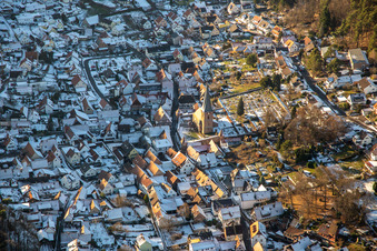 Vue aérienne de Église fortifiée Saint-Martin et cimetière en hiver sous la neige à Dörrenbach dans le département Rhénanie-Palatinat, Allemagne