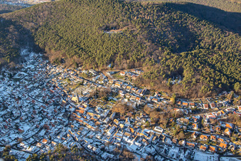 La Belle au bois dormant du Palatinat en hiver avec de la neige à Dörrenbach dans le département Rhénanie-Palatinat, Allemagne d'en haut