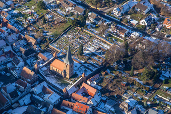 Vue aérienne de Église fortifiée Saint-Martin et cimetière en hiver sous la neige à Dörrenbach dans le département Rhénanie-Palatinat, Allemagne