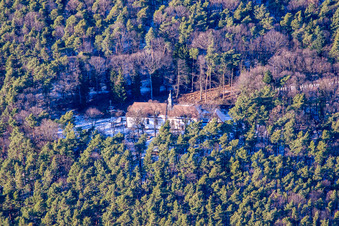 Vue aérienne de Chapelle de Kolmerberg à Dörrenbach dans le département Rhénanie-Palatinat, Allemagne