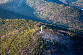 Vue aérienne de La tour de Stäffelsberg en hiver vue de l'est à Dörrenbach dans le département Rhénanie-Palatinat, Allemagne