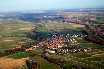 Vue aérienne de Ville vue de l'ouest à le quartier Heuchelheim in Heuchelheim-Klingen dans le département Rhénanie-Palatinat, Allemagne