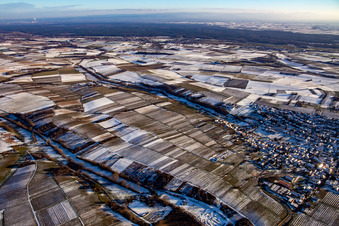 Vue aérienne de Entre les vallées de Dierbach et d'Otterbach en hiver lorsqu'il y a de la neige à Oberotterbach dans le département Rhénanie-Palatinat, Allemagne