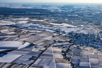 Vue aérienne de En hiver avec de la neige du nord-ouest à le quartier Rechtenbach in Schweigen-Rechtenbach dans le département Rhénanie-Palatinat, Allemagne