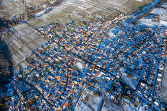 Vue aérienne de En hiver avec de la neige du sud-ouest à Oberotterbach dans le département Rhénanie-Palatinat, Allemagne