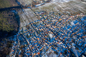 Vue aérienne de En hiver avec de la neige du sud-ouest à Oberotterbach dans le département Rhénanie-Palatinat, Allemagne