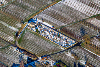 Vue aérienne de Cimetière en hiver avec de la neige à Oberotterbach dans le département Rhénanie-Palatinat, Allemagne