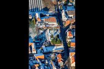 Vue aérienne de Hôtel Restaurant Schlössl en hiver avec de la neige à Oberotterbach dans le département Rhénanie-Palatinat, Allemagne