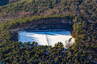 Vue aérienne de SV Schweigen-Rechtenbach 1929 eV dans la neige à le quartier Rechtenbach in Schweigen-Rechtenbach dans le département Rhénanie-Palatinat, Allemagne