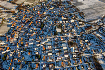 Vue aérienne de En hiver avec de la neige venant de l'ouest à le quartier Rechtenbach in Schweigen-Rechtenbach dans le département Rhénanie-Palatinat, Allemagne
