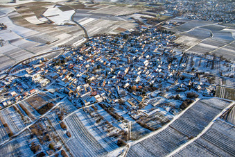 Vue aérienne de En hiver avec de la neige du nord-ouest à le quartier Schweigen in Schweigen-Rechtenbach dans le département Rhénanie-Palatinat, Allemagne