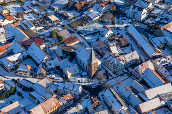 Vue aérienne de Église protestante en hiver sous la neige à le quartier Schweigen in Schweigen-Rechtenbach dans le département Rhénanie-Palatinat, Allemagne