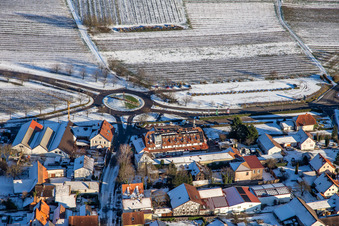 Vue aérienne de Hôtel Restaurant Schweigener Hof en hiver avec de la neige à le quartier Schweigen in Schweigen-Rechtenbach dans le département Rhénanie-Palatinat, Allemagne