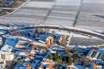 Vue aérienne de Porte allemande du vin du Palatinat en hiver avec de la neige à le quartier Schweigen in Schweigen-Rechtenbach dans le département Rhénanie-Palatinat, Allemagne