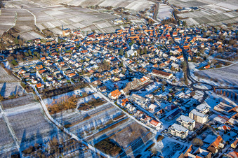Vue aérienne de En hiver avec de la neige du sud-ouest à le quartier Rechtenbach in Schweigen-Rechtenbach dans le département Rhénanie-Palatinat, Allemagne