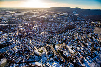 Vue aérienne de En hiver avec de la neige du nord-est à Wissembourg dans le département Bas Rhin, France