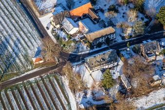 Vue aérienne de Landhotel Windhof en hiver avec de la neige à Schweighofen dans le département Rhénanie-Palatinat, Allemagne