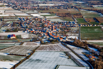 Vue aérienne de En hiver avec de la neige venant de l'ouest à Schweighofen dans le département Rhénanie-Palatinat, Allemagne