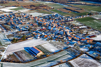 Vue aérienne de En hiver avec de la neige venant de l'ouest à Schweighofen dans le département Rhénanie-Palatinat, Allemagne