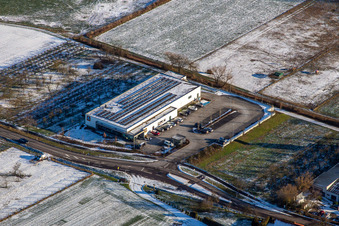 Vue aérienne de Aldi en hiver avec de la neige à Schweighofen dans le département Rhénanie-Palatinat, Allemagne