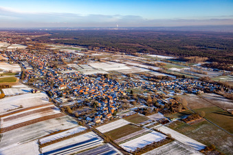 Vue aérienne de En hiver avec de la neige venant de l'ouest à Kapsweyer dans le département Rhénanie-Palatinat, Allemagne