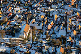 Vue aérienne de Église paroissiale Saint-Ulrich en hiver sous la neige à Kapsweyer dans le département Rhénanie-Palatinat, Allemagne