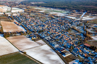 Vue aérienne de En hiver avec de la neige venant de l'ouest à Steinfeld dans le département Rhénanie-Palatinat, Allemagne