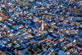 Vue aérienne de Église catholique de Saint-Léger en hiver sous la neige à Steinfeld dans le département Rhénanie-Palatinat, Allemagne