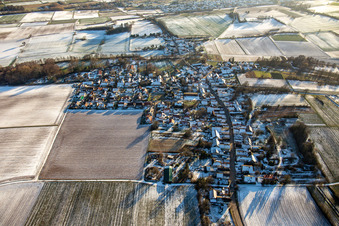 Vue aérienne de En hiver quand il y a de la neige du nord à le quartier Kleinsteinfeld in Niederotterbach dans le département Rhénanie-Palatinat, Allemagne