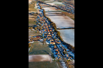 Vue aérienne de En hiver avec de la neige venant de l'ouest à Vollmersweiler dans le département Rhénanie-Palatinat, Allemagne