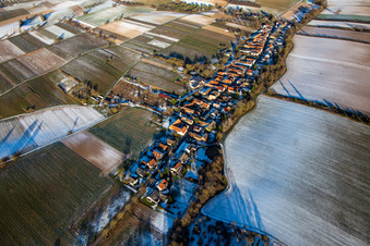 Vue aérienne de En hiver avec de la neige venant de l'ouest à Vollmersweiler dans le département Rhénanie-Palatinat, Allemagne