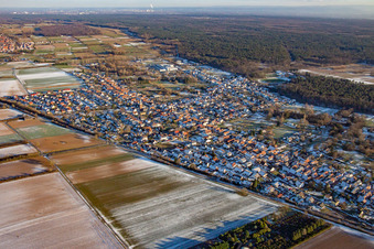 Vue aérienne de En hiver avec de la neige du nord-ouest à le quartier Schaidt in Wörth am Rhein dans le département Rhénanie-Palatinat, Allemagne