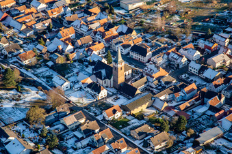 Vue aérienne de Église paroissiale Saint-Léon en hiver sous la neige à le quartier Schaidt in Wörth am Rhein dans le département Rhénanie-Palatinat, Allemagne