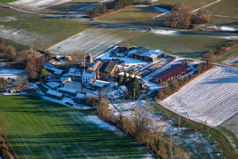 Vue aérienne de Holzwerk ORTH dans le moulin Schaidter en hiver avec de la neige à le quartier Schaidt in Wörth am Rhein dans le département Rhénanie-Palatinat, Allemagne