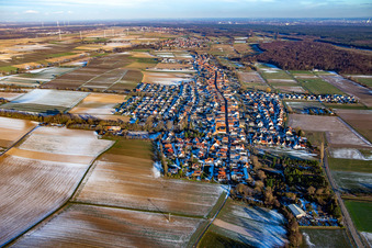 Vue aérienne de En hiver avec de la neige venant de l'ouest à Freckenfeld dans le département Rhénanie-Palatinat, Allemagne