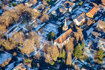 Vue aérienne de Wolfgangskirche et cimetière en hiver sous la neige à Freckenfeld dans le département Rhénanie-Palatinat, Allemagne