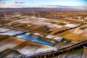 Vue aérienne de Structures de terrain et ombres en hiver avec neige au parc éolien Freckenfeld à Freckenfeld dans le département Rhénanie-Palatinat, Allemagne
