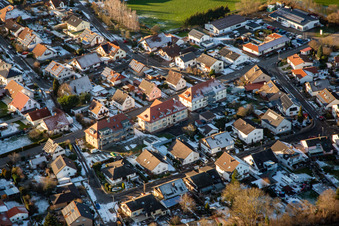 Vue aérienne de Steinweilerer Straße en hiver avec de la neige à Winden dans le département Rhénanie-Palatinat, Allemagne
