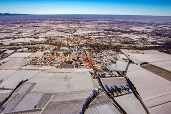 Vue aérienne de Du sud en hiver dans la neige à le quartier Mühlhofen in Billigheim-Ingenheim dans le département Rhénanie-Palatinat, Allemagne