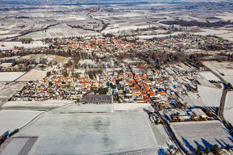Vue aérienne de Du sud en hiver dans la neige à le quartier Mühlhofen in Billigheim-Ingenheim dans le département Rhénanie-Palatinat, Allemagne