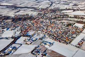 Vue aérienne de Du sud-est en hiver dans la neige à le quartier Ingenheim in Billigheim-Ingenheim dans le département Rhénanie-Palatinat, Allemagne