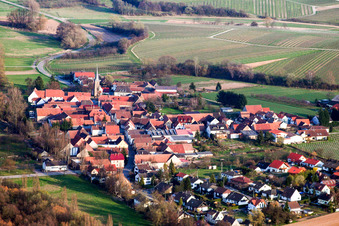 Vue aérienne de Vue sur le village à le quartier Heuchelheim in Heuchelheim-Klingen dans le département Rhénanie-Palatinat, Allemagne